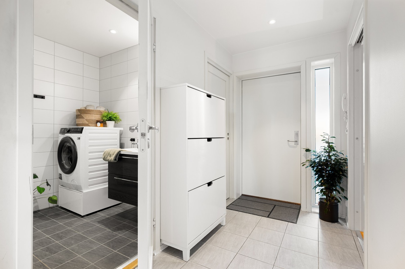 Lys og flott entre med downlights i tak på 6 kvm. Galleribilde