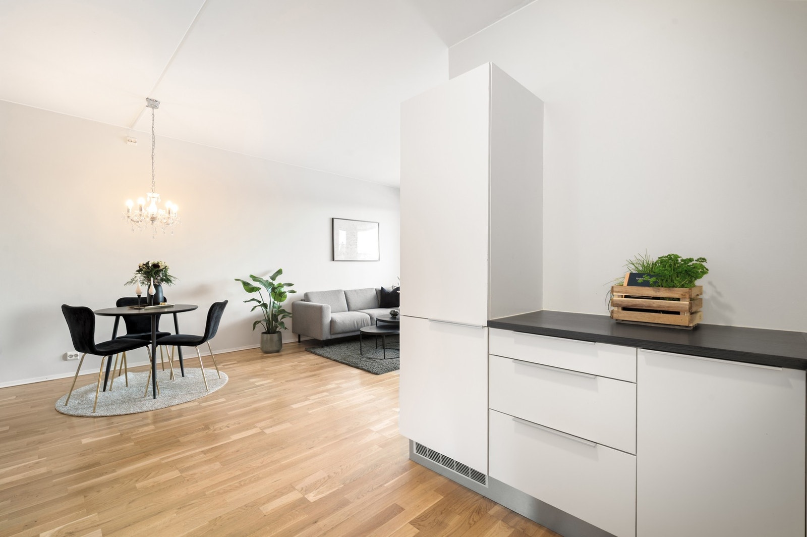 Nydelig kjøkken fra Sigdal med mye skap- og benkeplass. Galleribilde