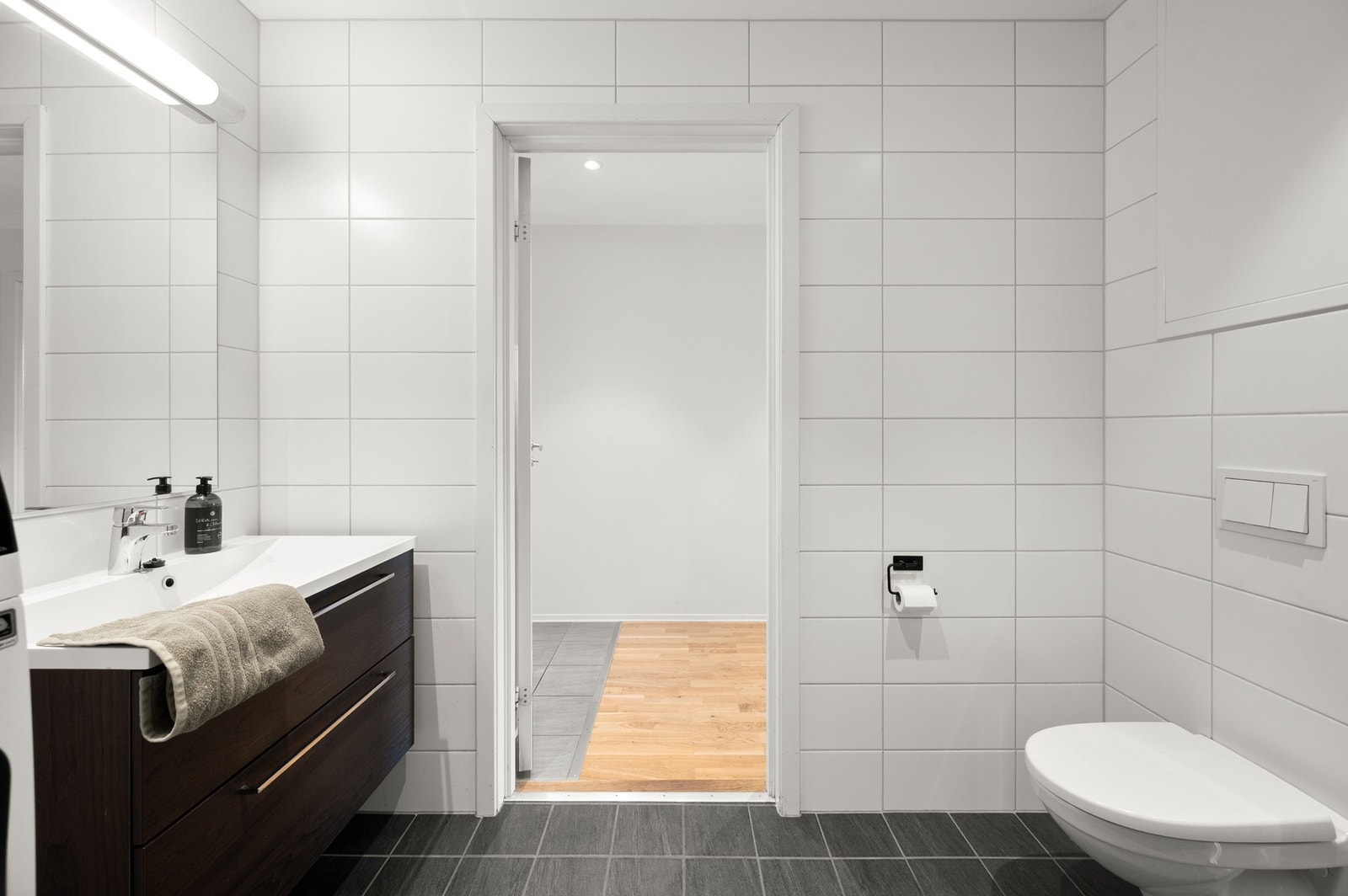 Leiligheten har en egen innvendig bod samt en sportsbod i kjeller. Galleribilde