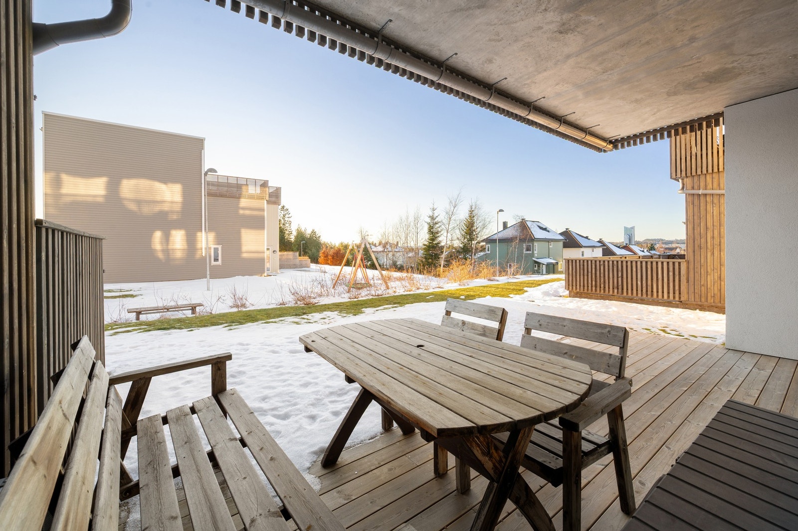 Terrassen er på 25 kvm og har god plass til utemøbler. Galleribilde