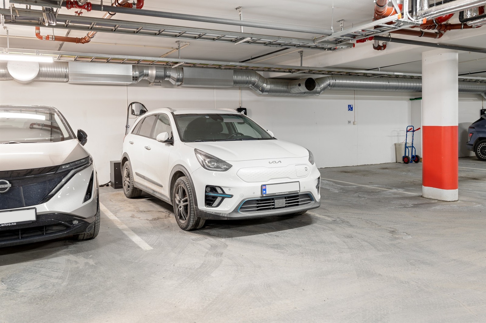 Egen p-plass i kjeller med elbillader. Galleribilde