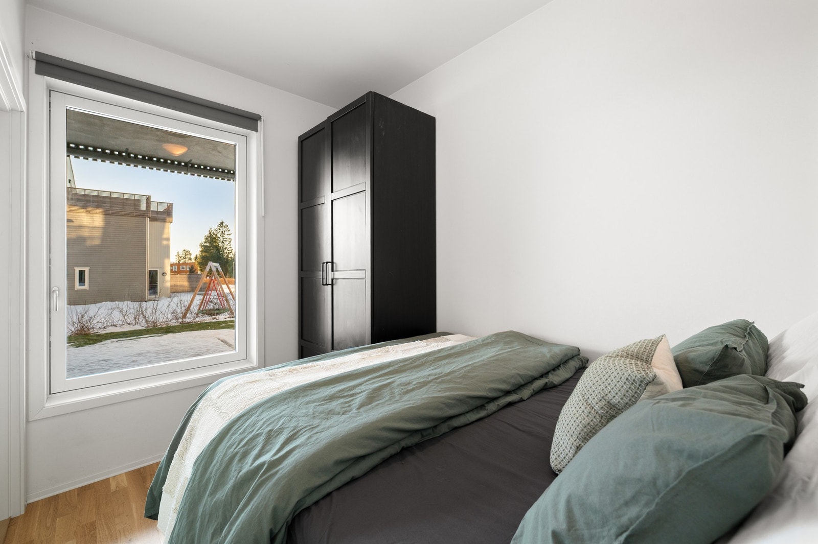 God plass til dobbeltseng og garderobeskap. Galleribilde