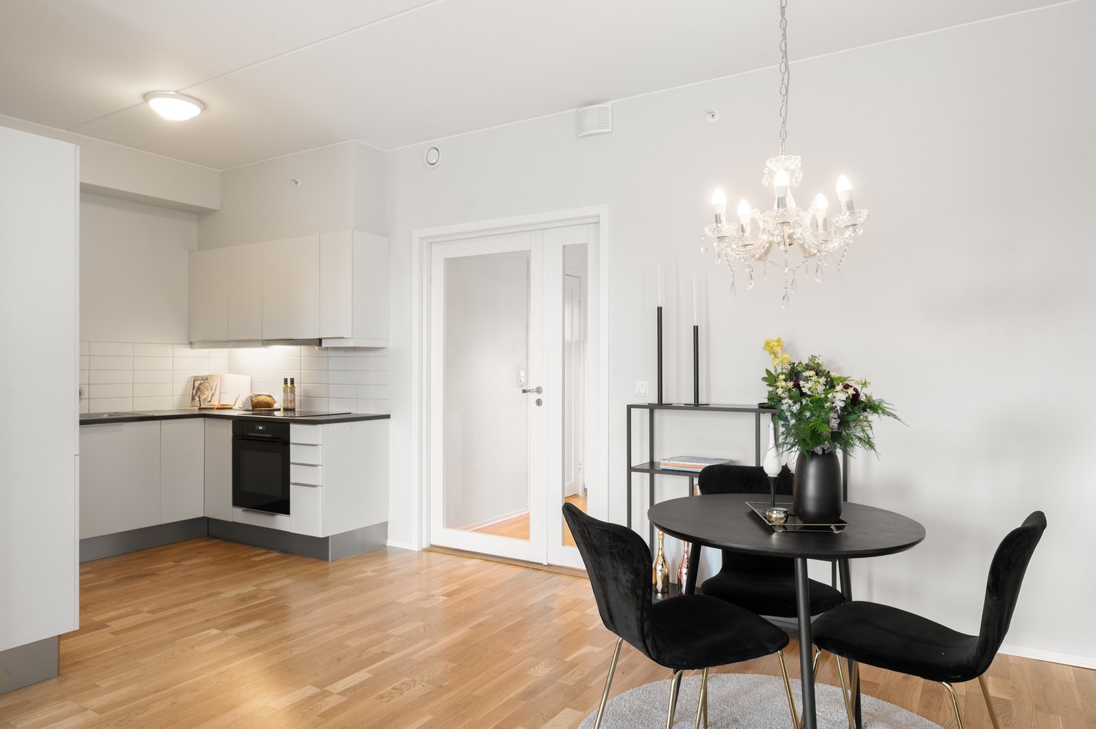 Leiligheten er på 67 kvm BRA og har god plass til både sofagruppe og spisebord. Galleribilde