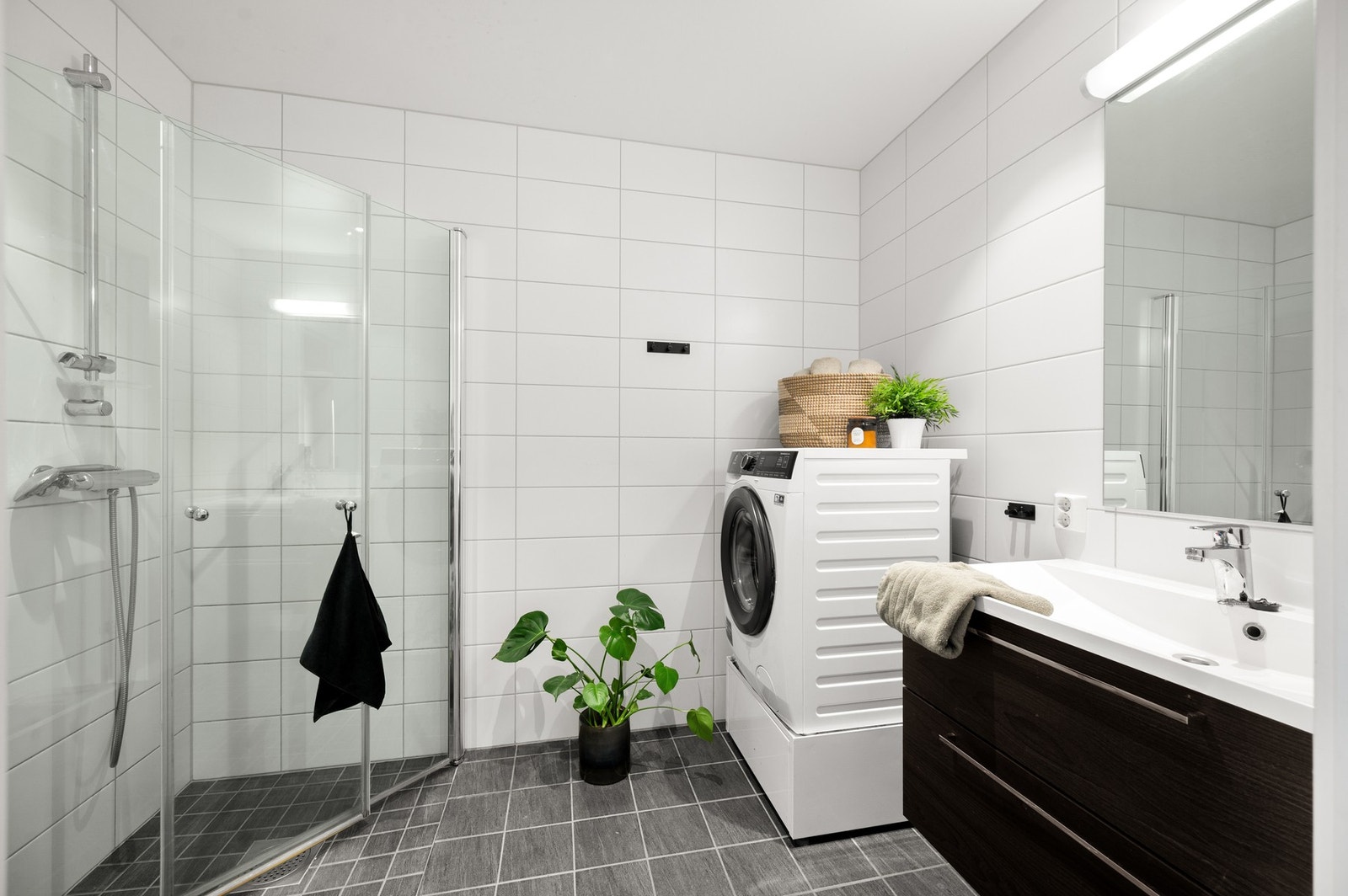 Delikat og romslig bad med god plass til vaskemaskin. Galleribilde