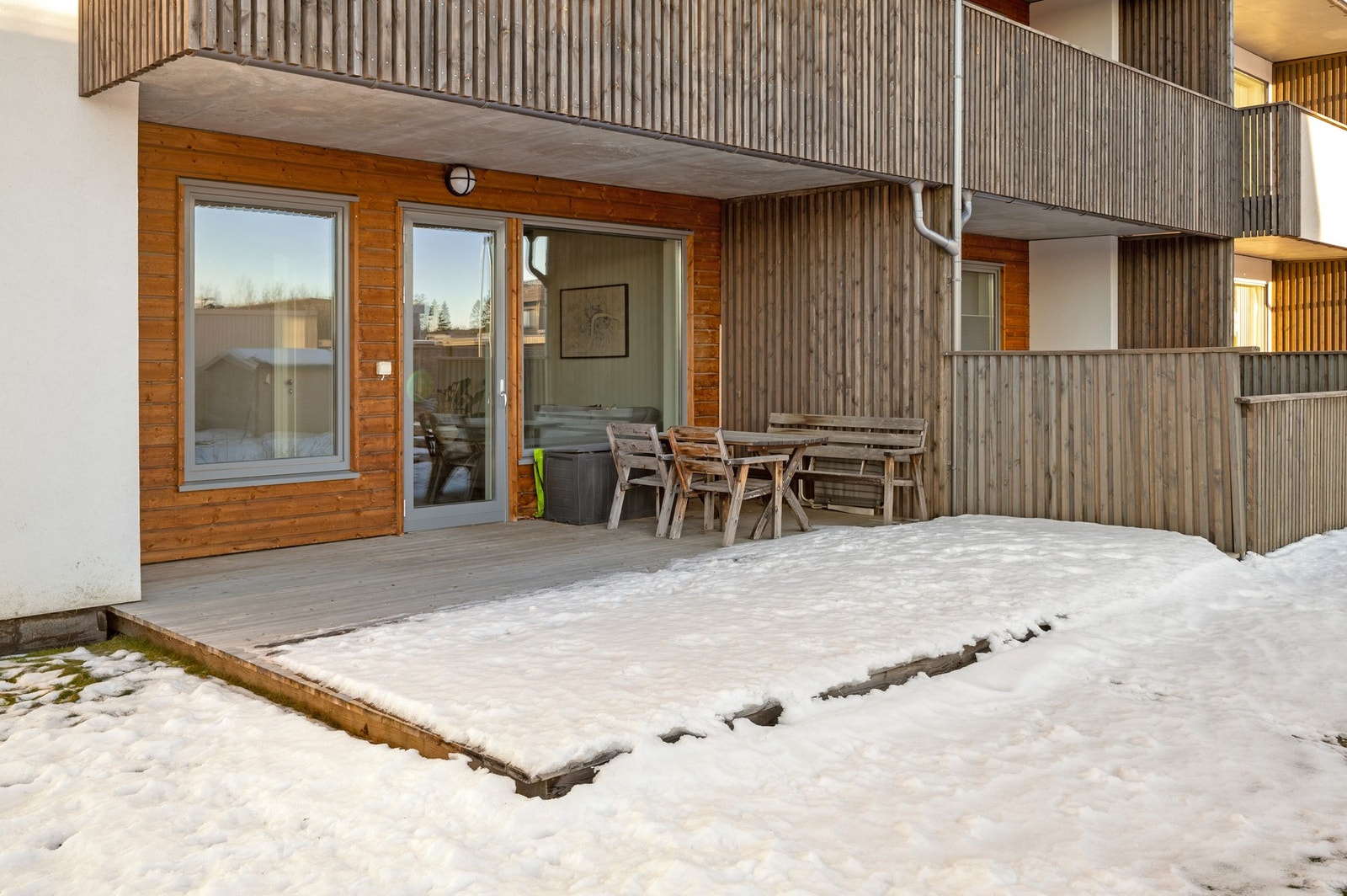 Om ønskelig kan man bygge rekkverk som flere i sameiet har gjort. Galleribilde