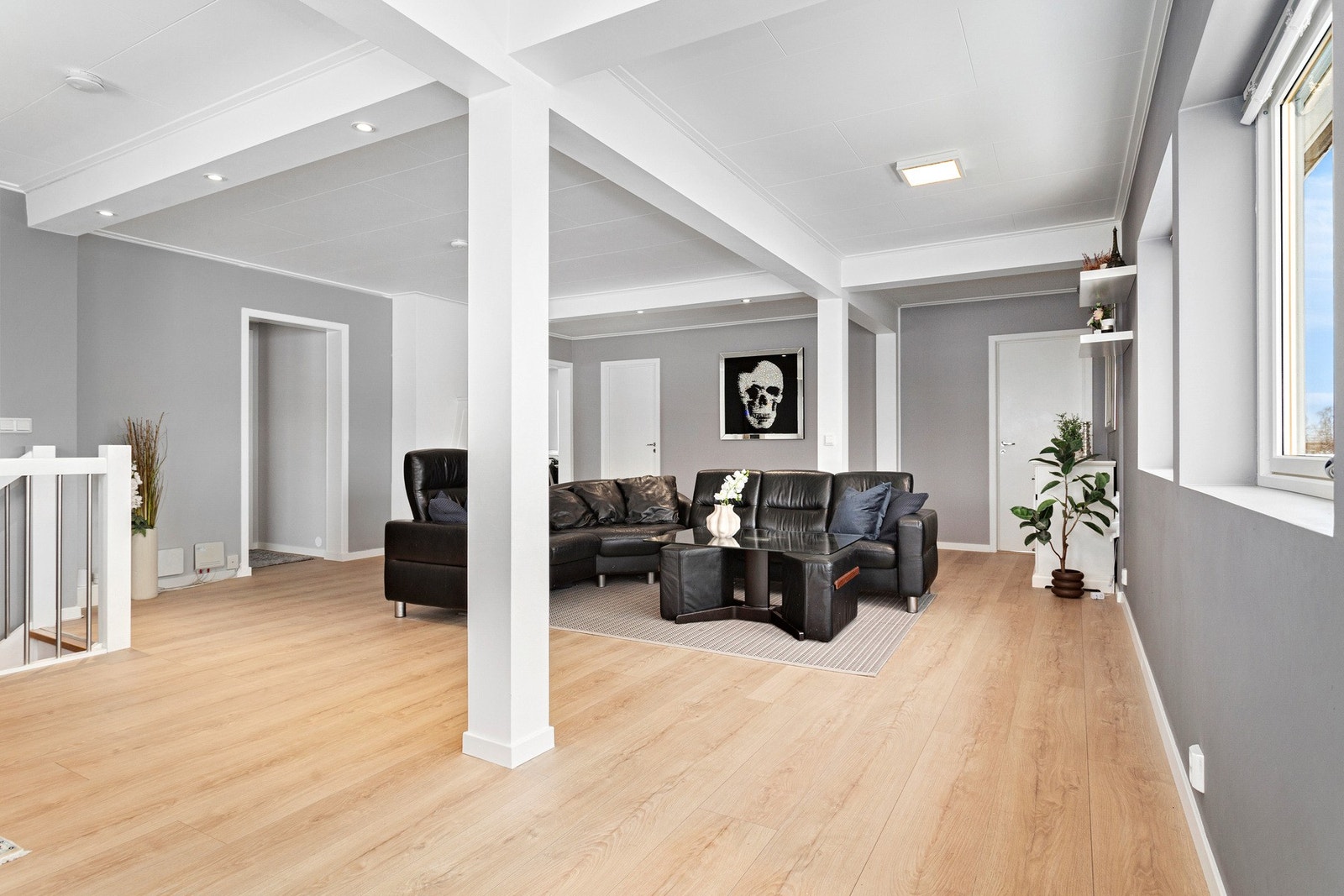 Stuen har effektiv oppvarming fra varmepumpe. Galleribilde