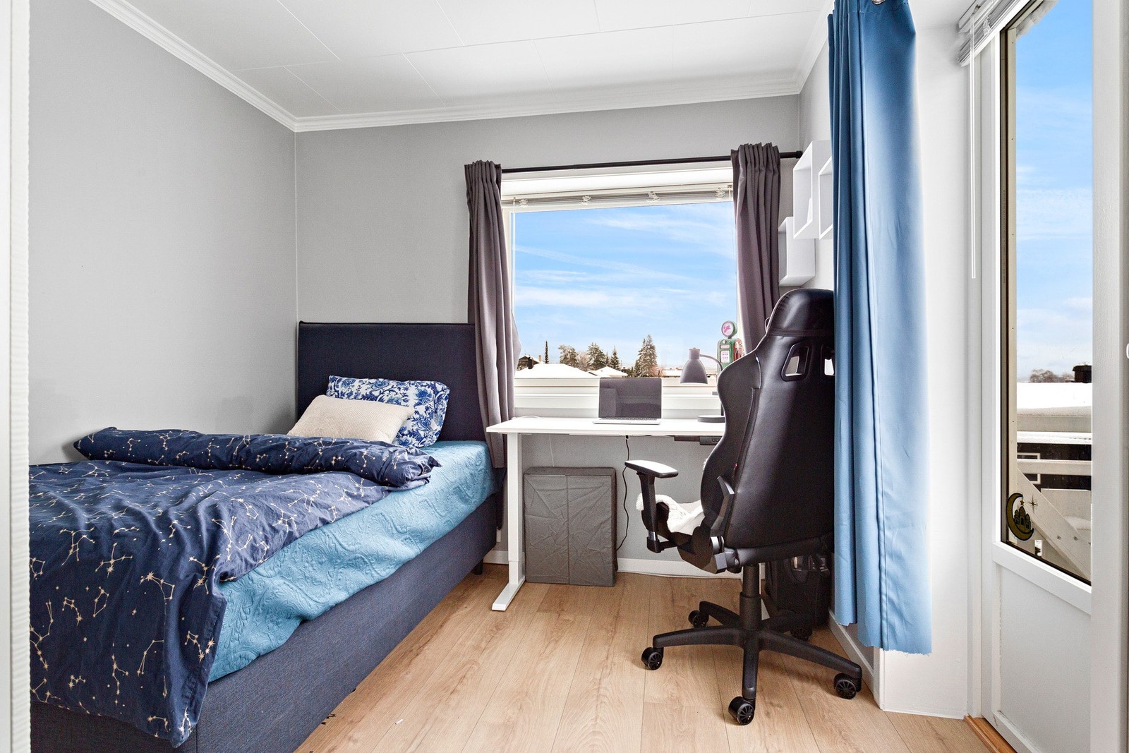 Soverommene har lekre farger og pene laminatgulv. Galleribilde