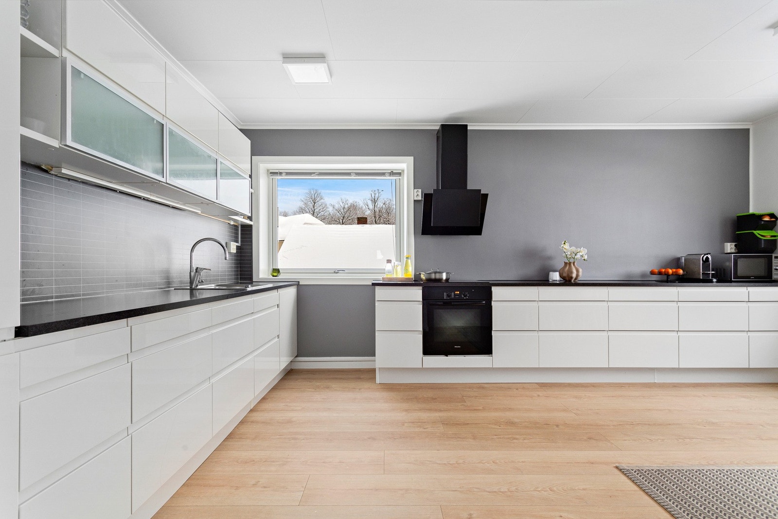 Kjøkkenet har god arbeidsplass og rikelig med oppbevaring. Galleribilde