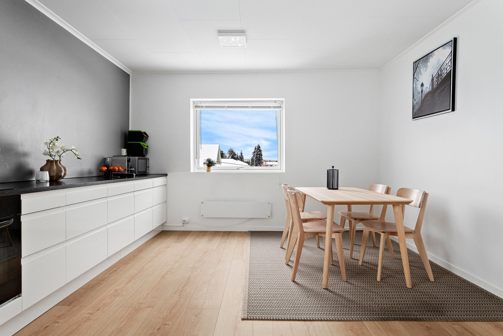 I tillegg til god arbeidsplass er det også plass til spisebord på kjøkkenet. Galleribilde