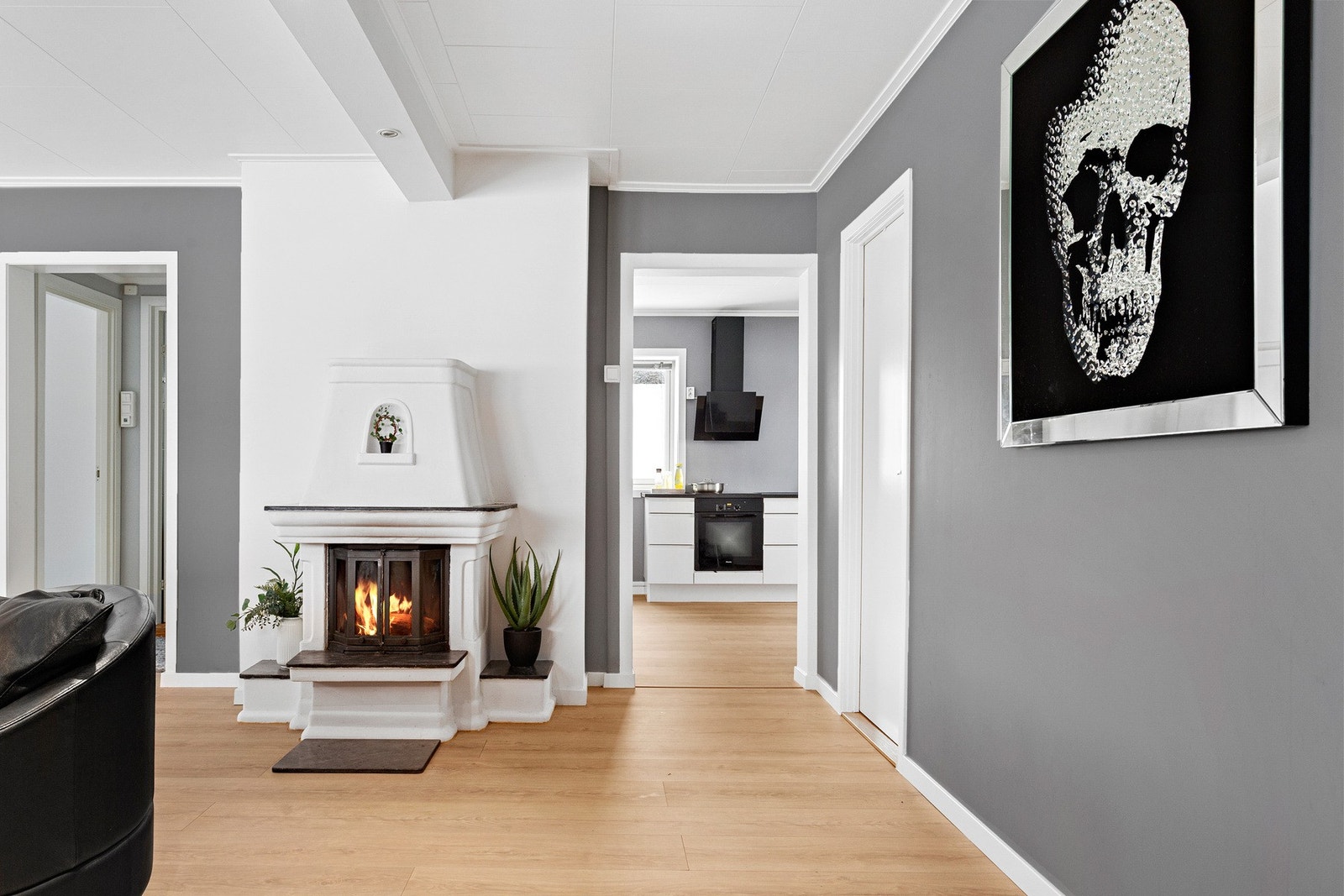 I stuen er det montert en lekker peis som gir mulighet for lun varme fra vedfyring. Galleribilde