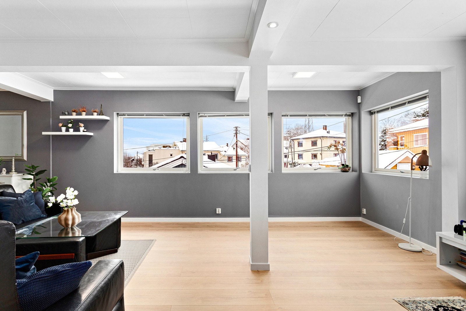 Stuen får rikelig med naturlig dagslys fra store vindusflater. Galleribilde