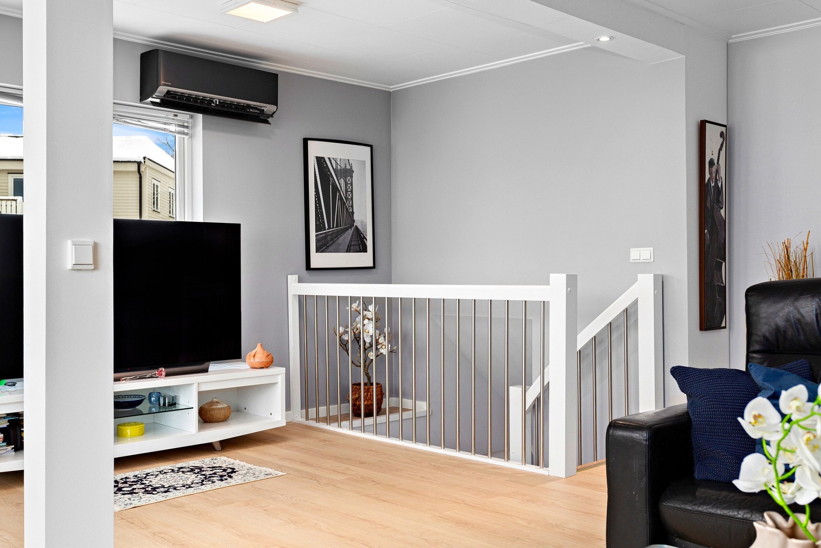 Fra inngangspartiet er det adkomst til stuen i annen etasje via en lysmalt tretrapp med åpent spilerekkverk. Galleribilde