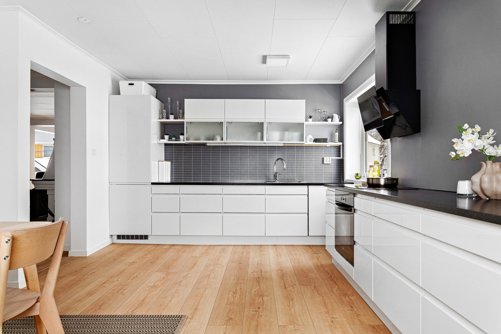 Det store kjøkkenet har innredning fra HTH. Galleribilde