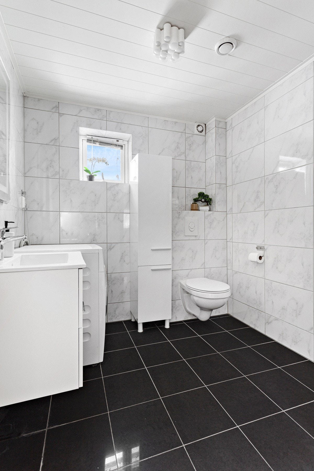 Badet har gulvvarme, opplegg for vaskemaskin og elektrisk avtrekksvifte. Galleribilde