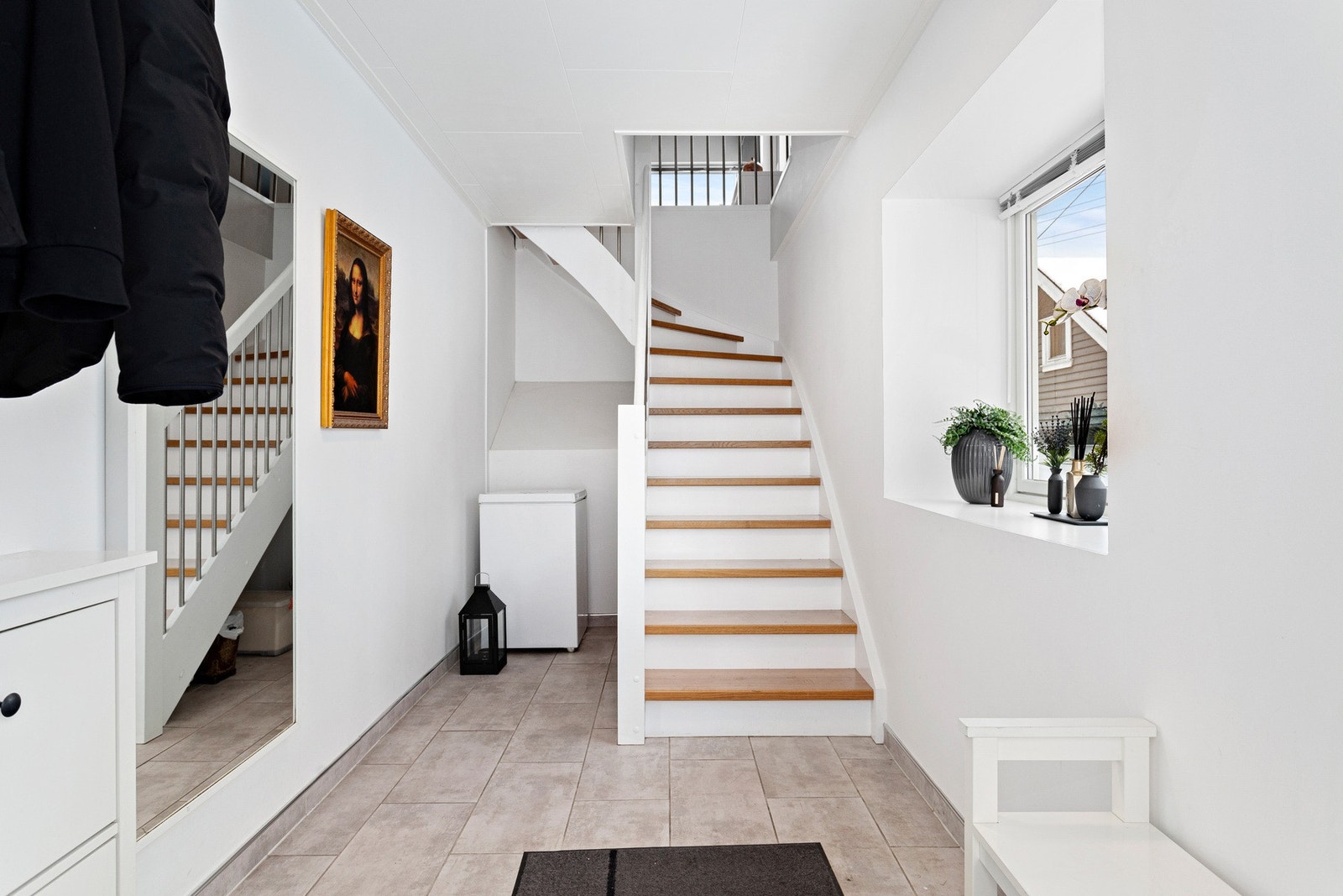 Inngangspartiet er av god størrelse. Det er montert fliser på gulvet og gulvvarme. Galleribilde