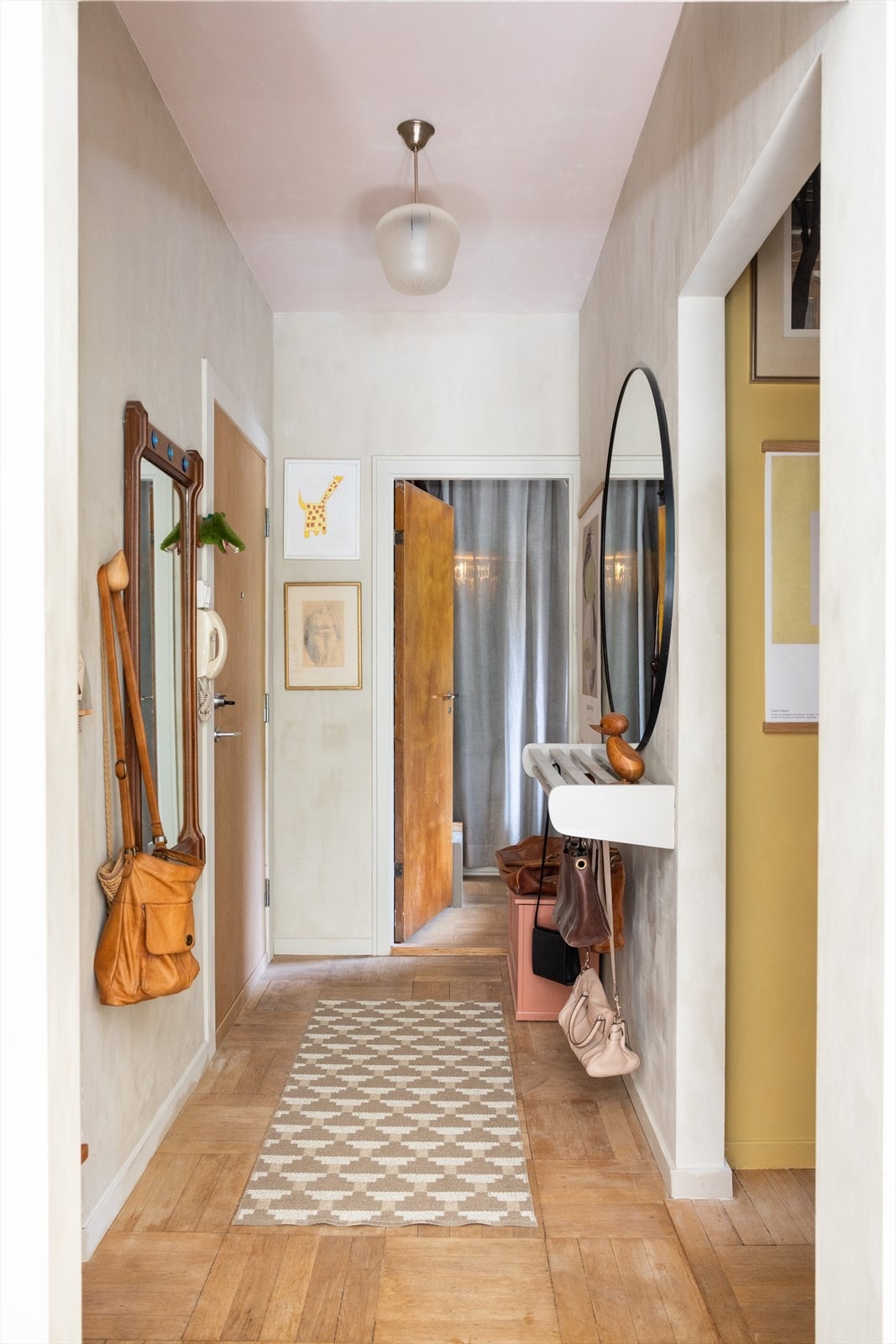 - Velkommen inn! En lys og hyggelig entré som gir et godt førsteinntrykk av leiligheten - Galleribilde