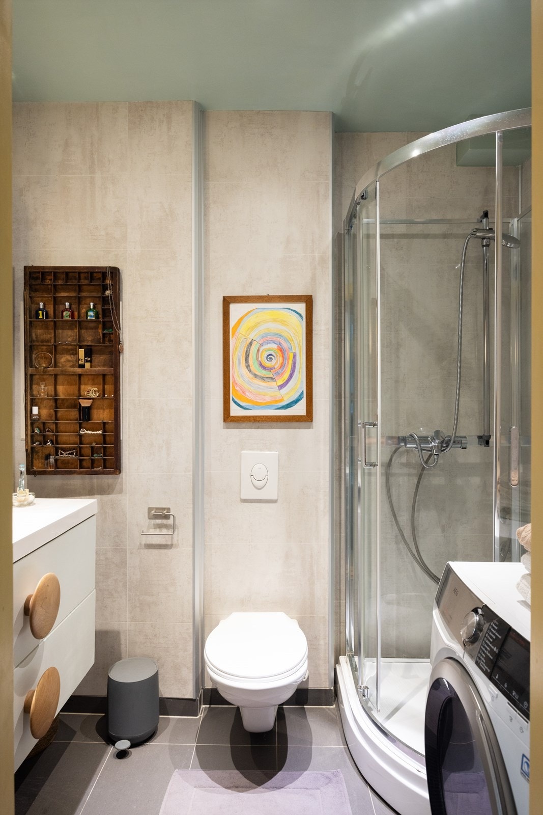 - Pent baderom fra 2015 med varme i gulvet og downligths i himling - Galleribilde