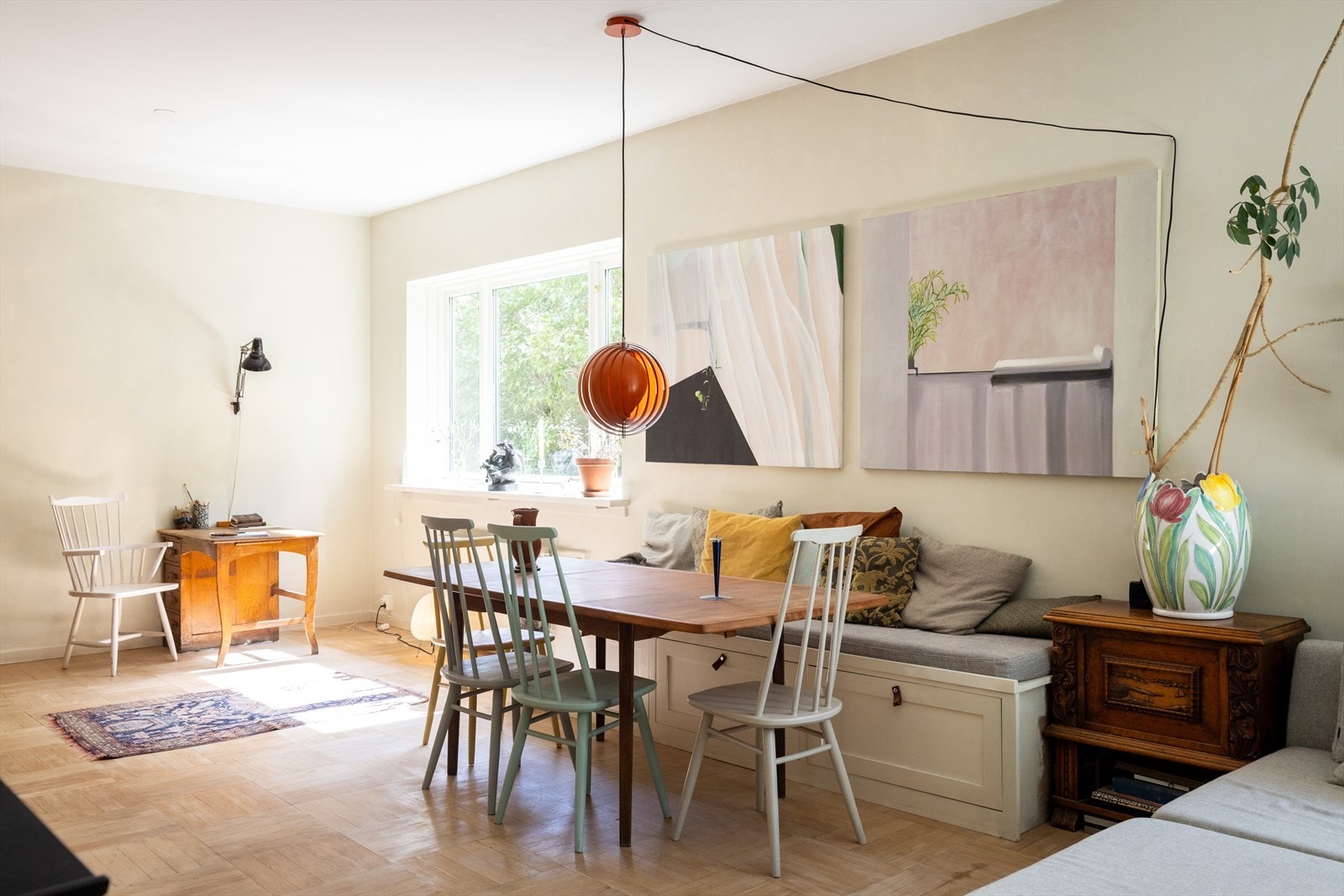 - Leiligheten er malt i delikate og tidsriktige farger - Galleribilde