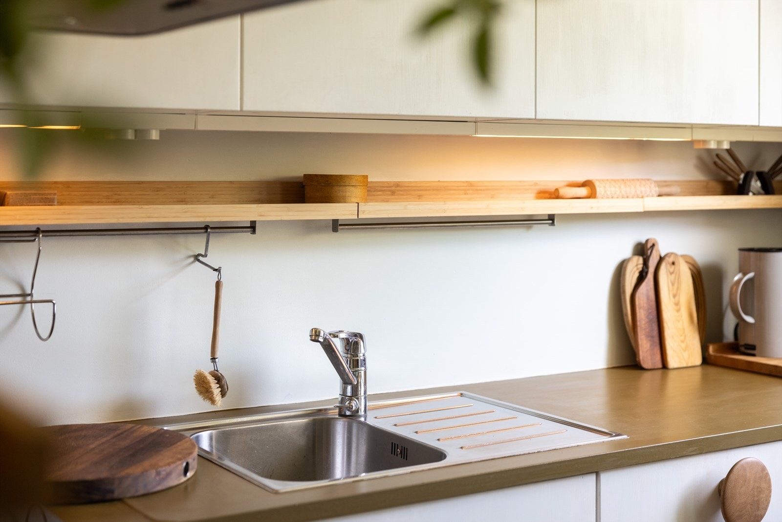 - Av hvitevarer er det integrert oppvaskmaskin, platetopp og stekeovn. Det er montert vannstoppsystem. Kjøkkenventilator over kokeplass - Galleribilde