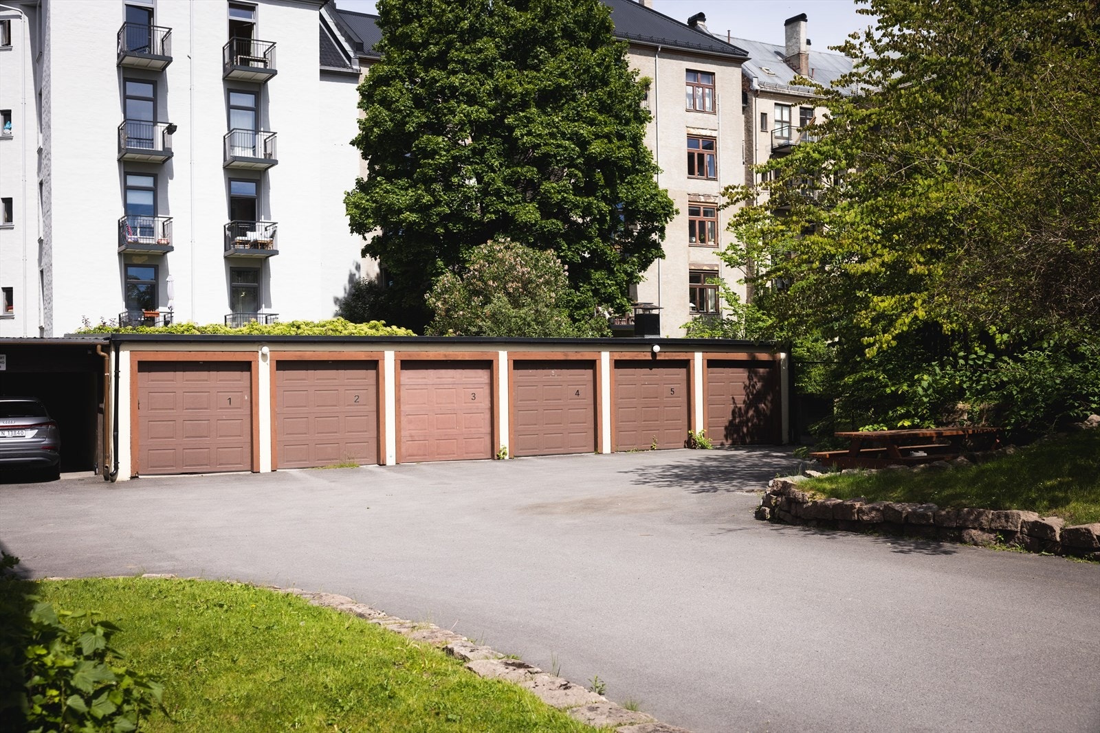 - Borettslaget har 4 parkeringsplasser. Disse tildeles etter når en har satt seg opp på liste - Galleribilde