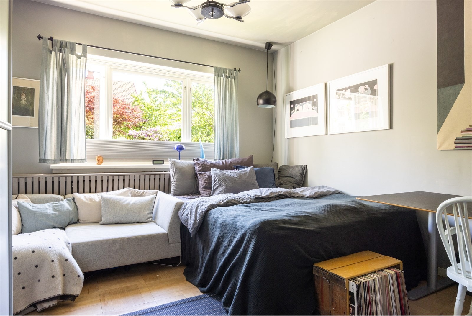 - Romslig hovedsoverom med god plass til dobbeltseng med tilhørnede nattbord og garderobeløsning - Galleribilde