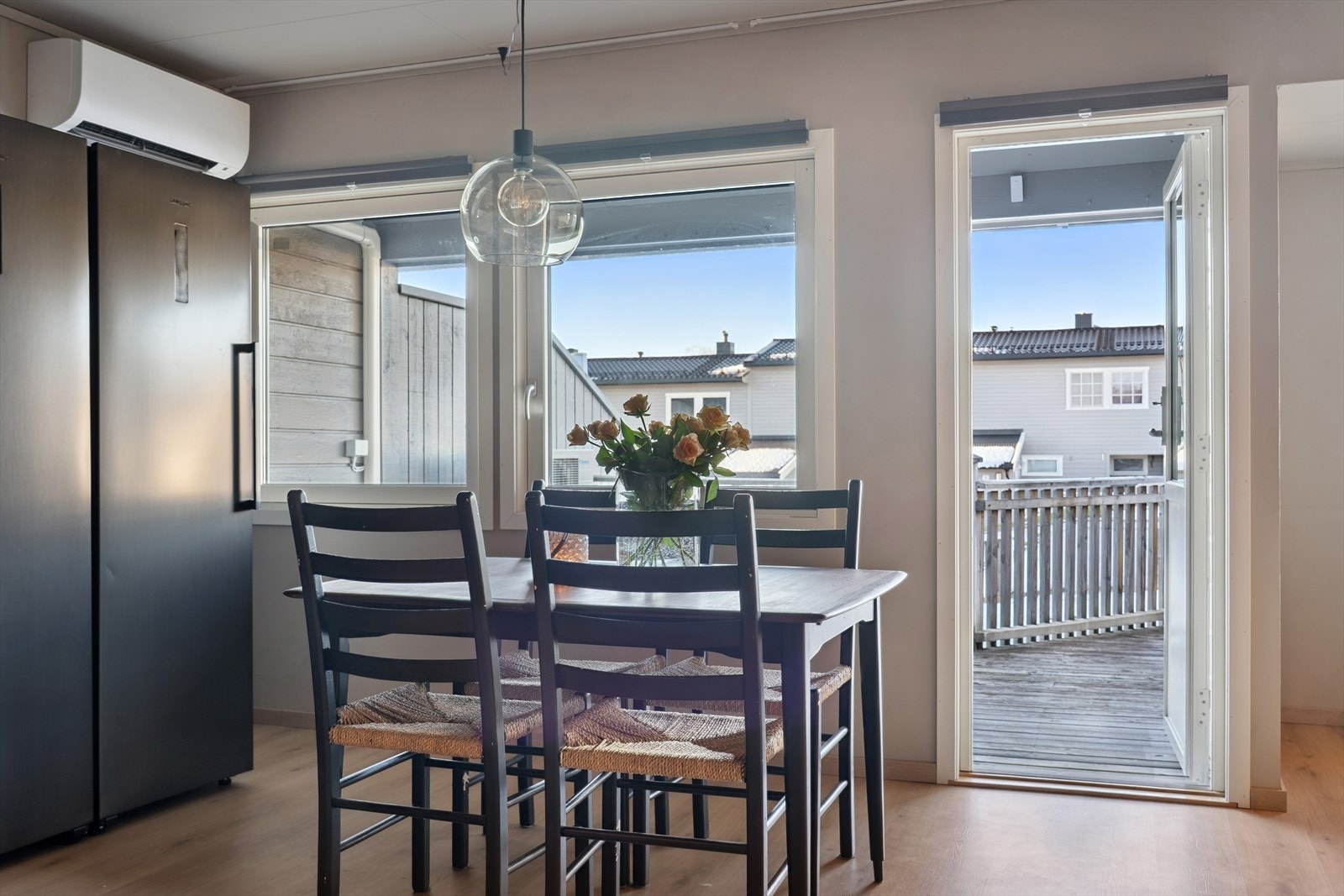 Fellesutgifter per mnd. kr. 5.835,- inkluderer bla. Tv/internett, kommunale avgifter, renovasjon, felles forsikring, strøing og måking, renter og avdrag etc. Galleribilde