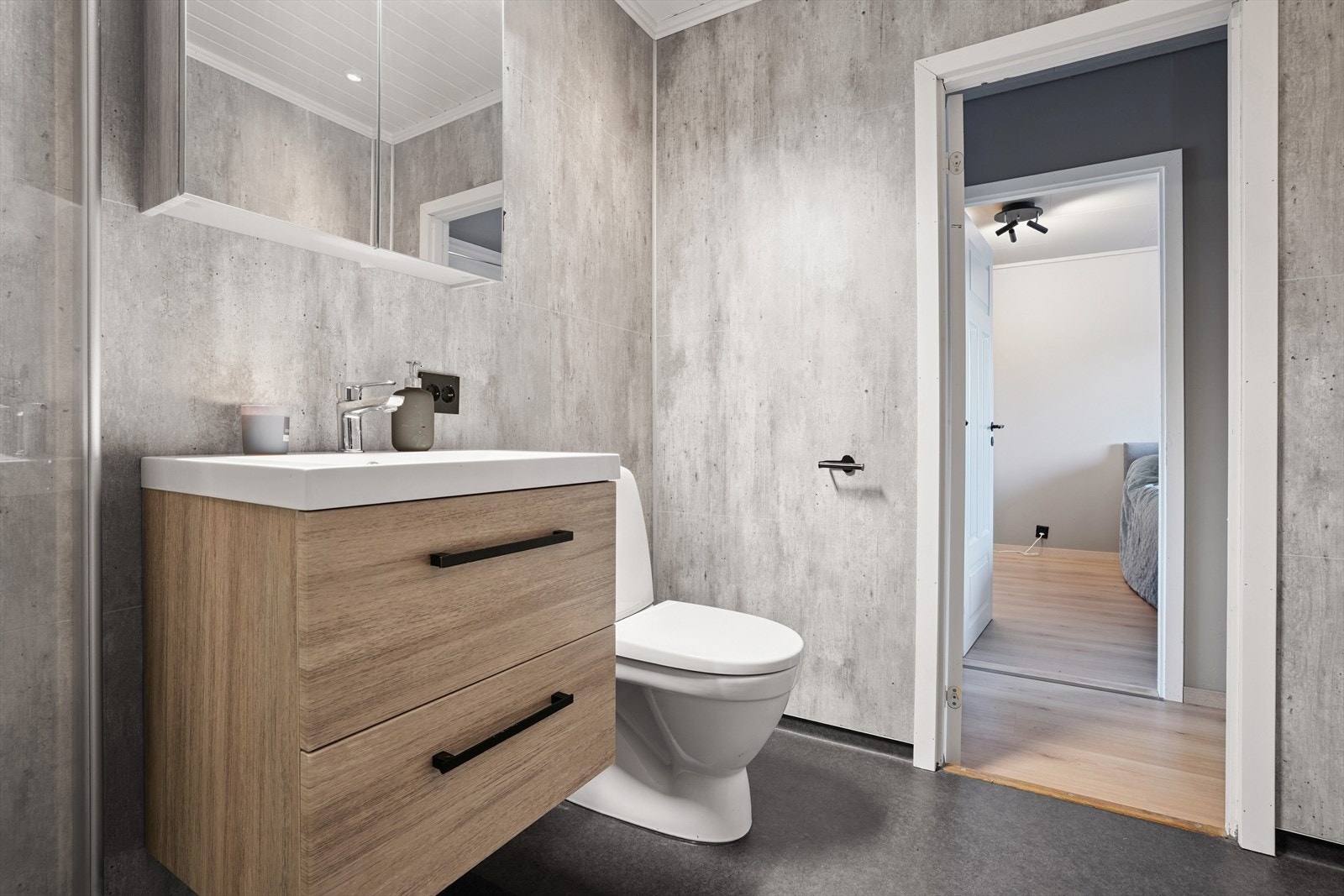 Pent bad oppusset i 2021 med varme i gulv. Galleribilde