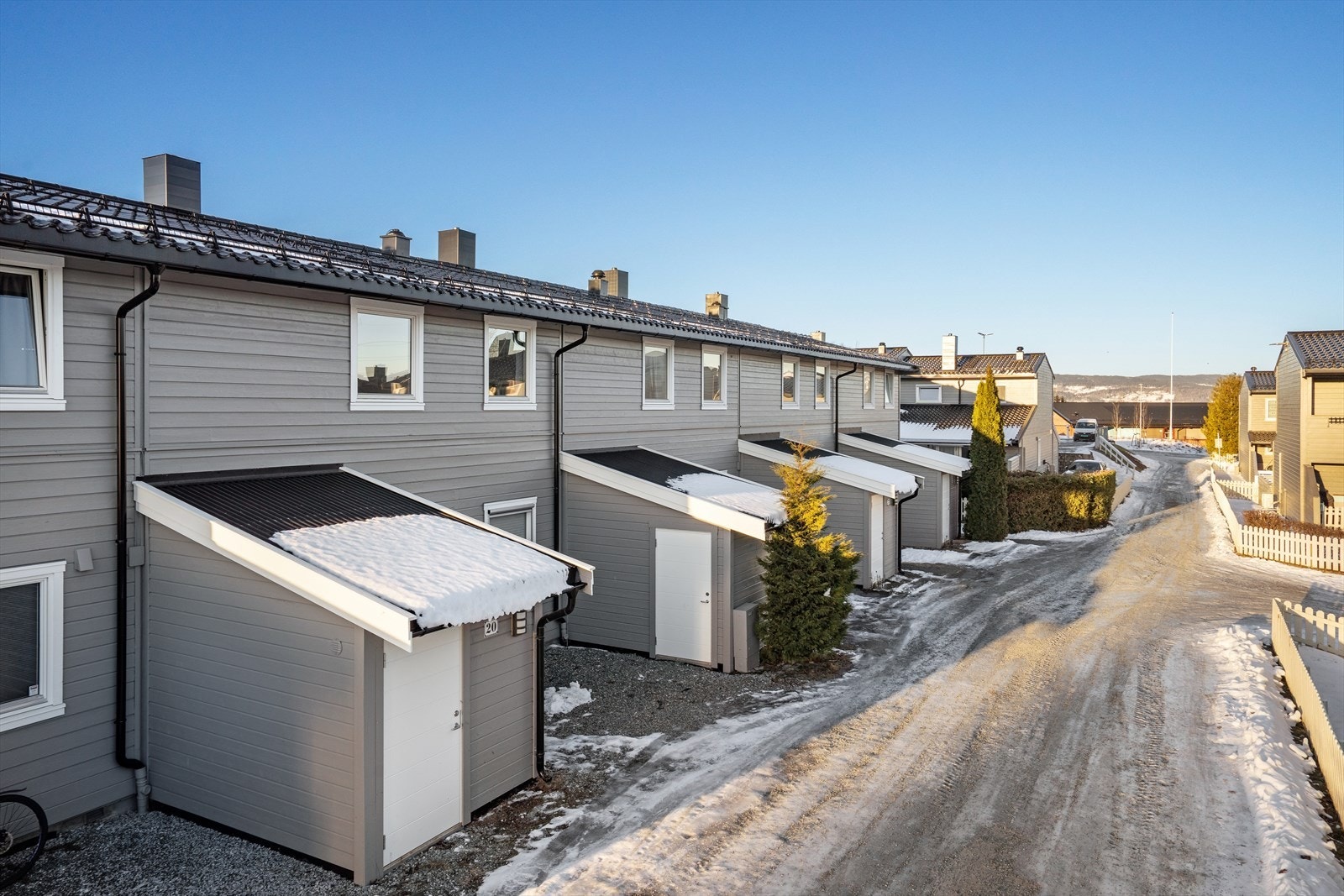 Det medfølger 2 boder i kjeller og 1 utvendig bod mot gate. Taket ble byttet i 2021 på bygget. Galleribilde