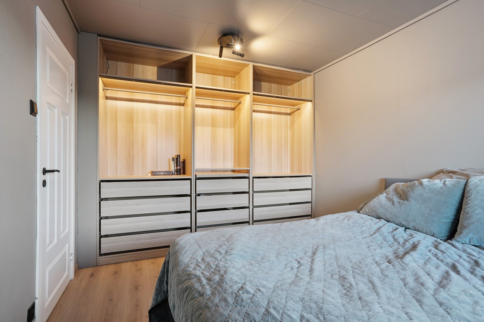 Stor garderobe som medfølger i handelen. Galleribilde