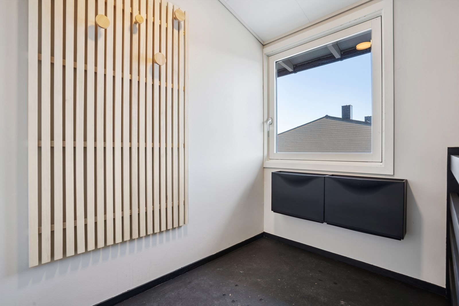 Gang foran inngangsdør som benyttes til å sette fra seg sko og yttertøy. Galleribilde