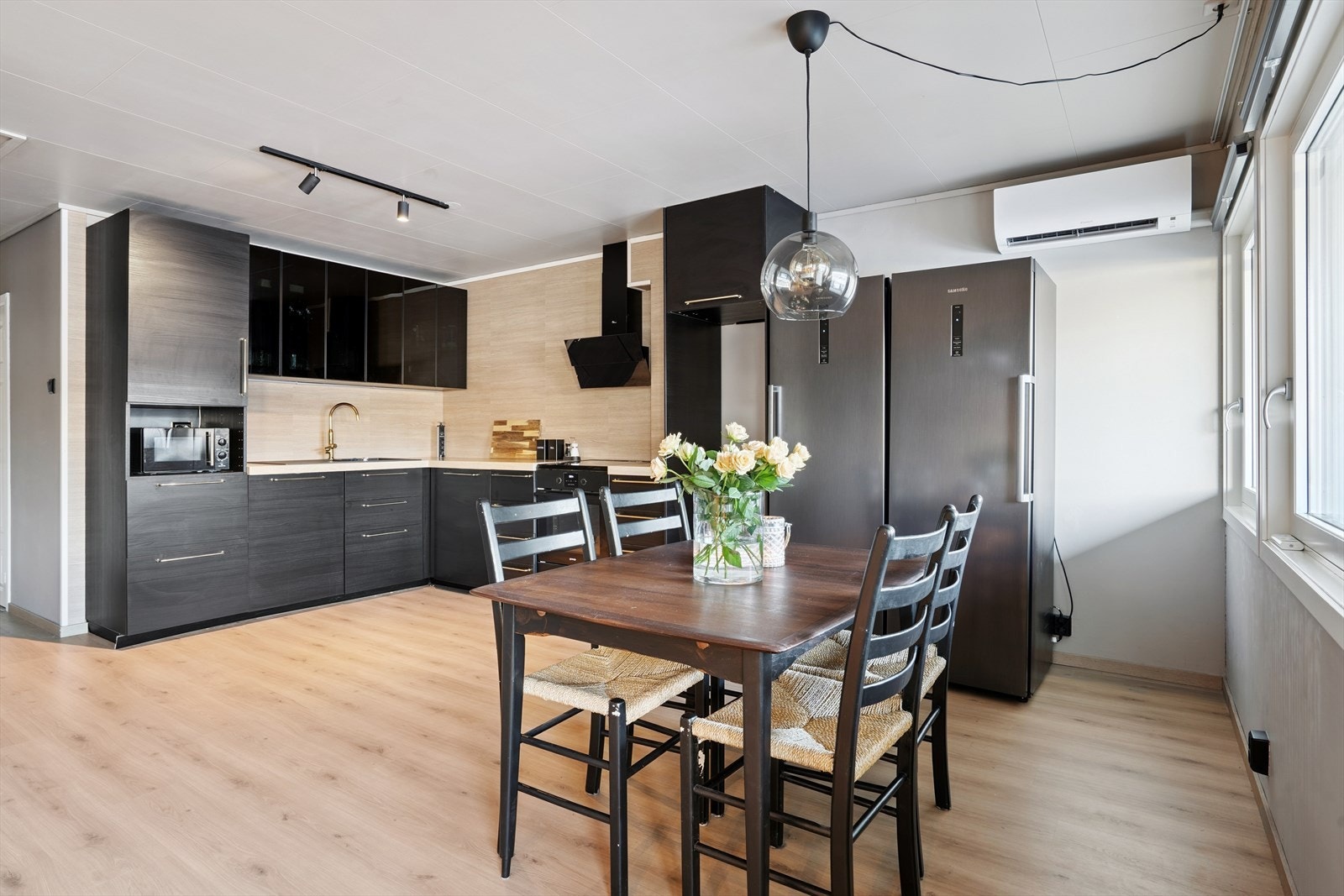 Videre inn fra gangen kommer man til stue-kjøkkenløsningen med et lekkert kjøkken fra 2019. Komfyr,ventilator og oppvaskmaskin medfølger i handelen. Galleribilde