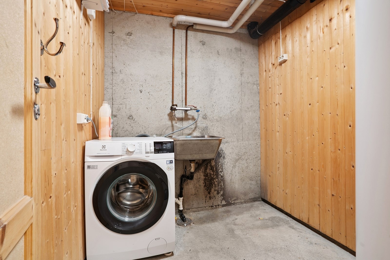 Nede i kjelleren har leiligheten et eget vaskerom, samt 2 romslige boder for lagring. Galleribilde
