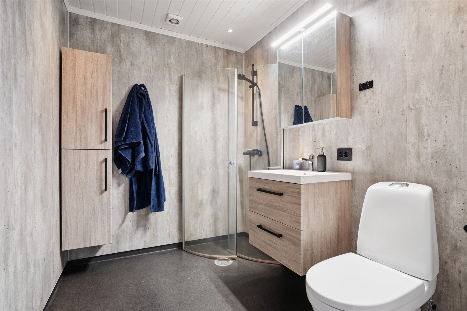 Det er belegg på gulv og våtromsplater på vegg. Godt med skapplass. Galleribilde