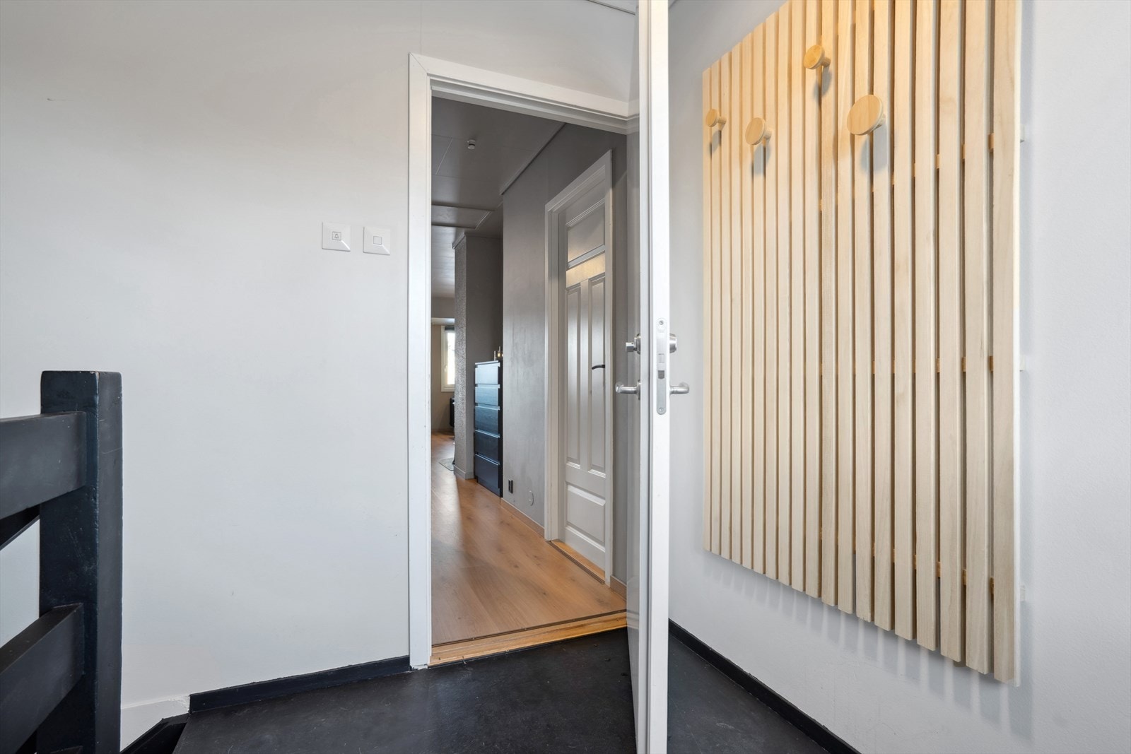 Egen trappeoppgang opp til leiligheten med et praktisk platå foran inngangsdøra. Galleribilde