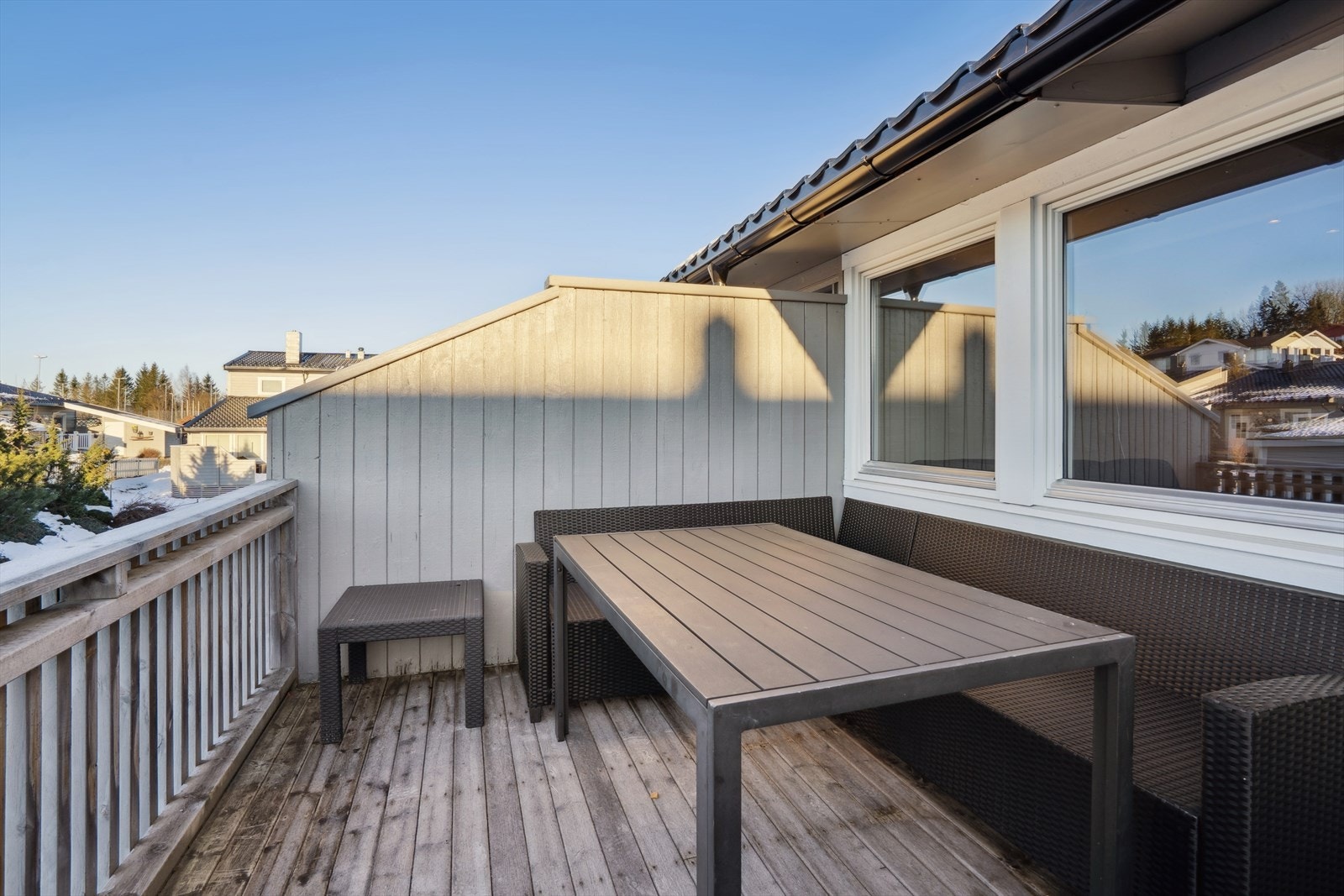 Gode møbleringsmuligheter på den romslige balkongen. Galleribilde