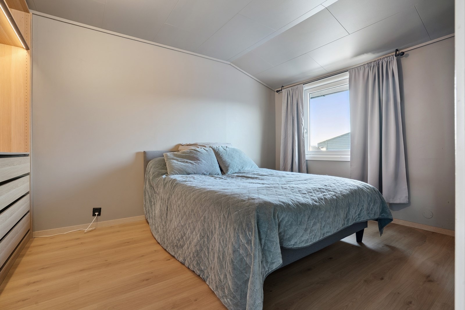 Soverommet er på romslige 12 kvm og har god plass til dobbelseng og garderobe. Galleribilde