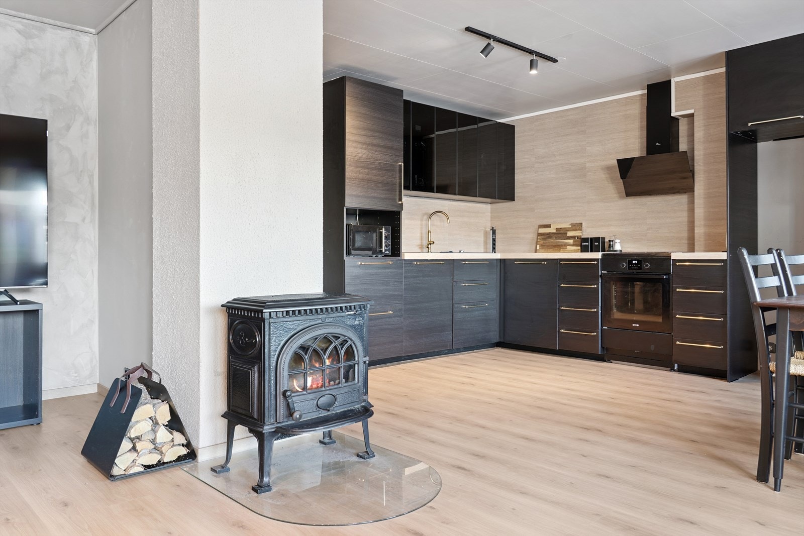 Det er vedovn til oppvarming, samtidig er det etablert ny varmepumpe i leiligheten i 2025. Galleribilde