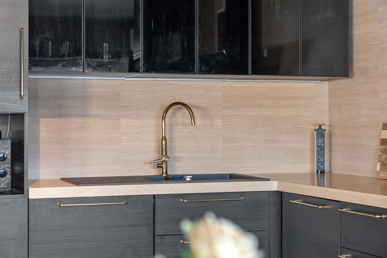 Det er godt med skap- og benkeplass på kjøkkenet. Galleribilde