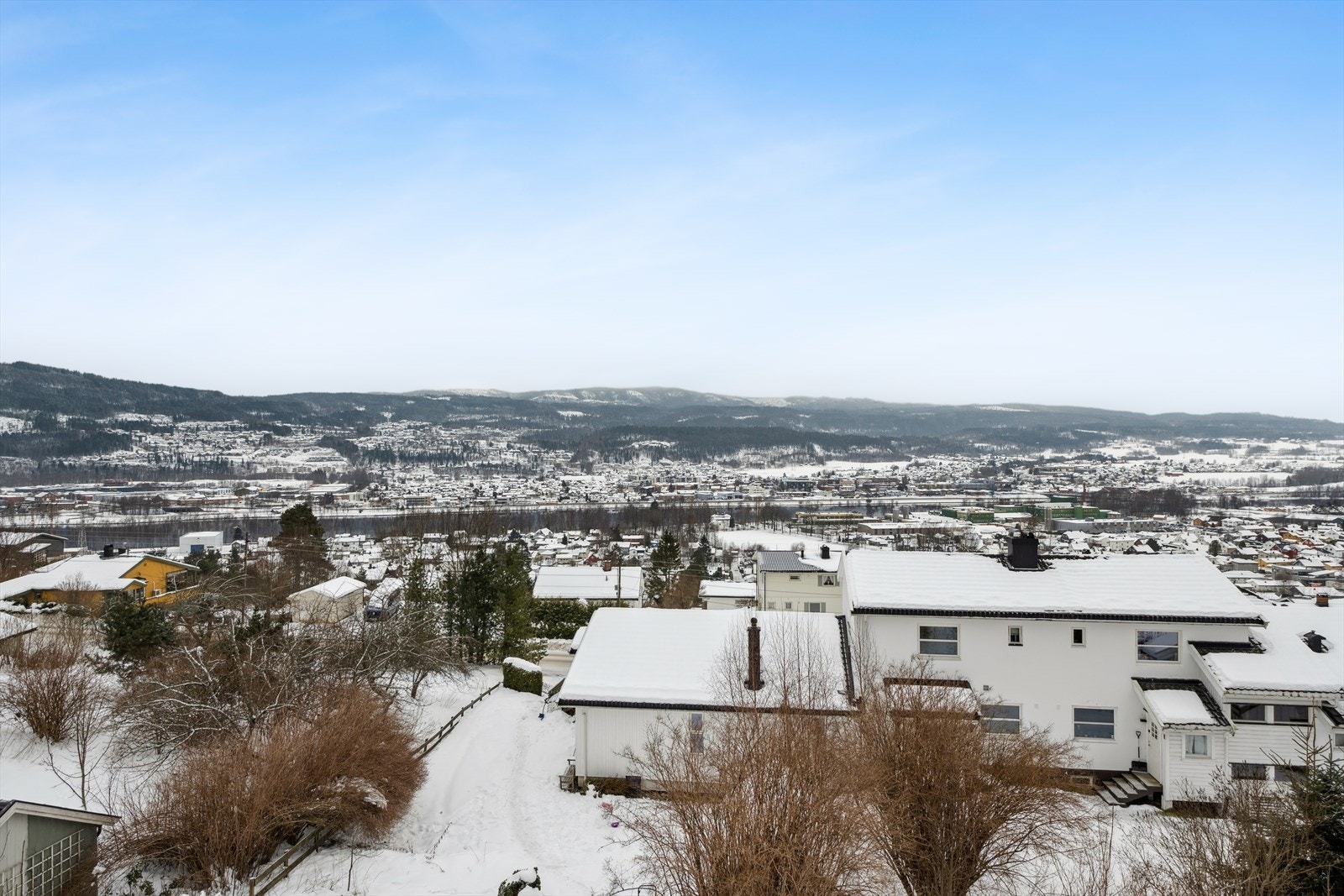 Fra boligen er det gangavstand til barnehager, skoler og dagligvarebutikker. Galleribilde