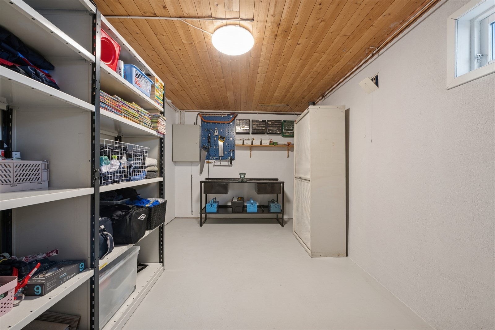 Bod i underetasjen har godt med lagringsplass. Rommet er nylig malt. Galleribilde