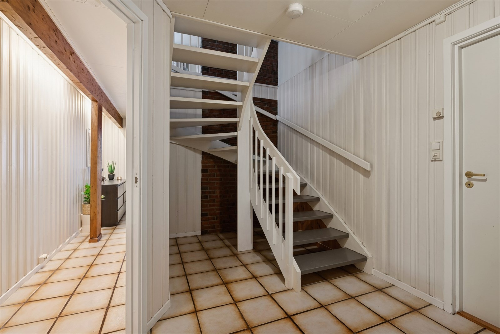 Det er trappeadkomst fra første etasje til underetasjen. Galleribilde