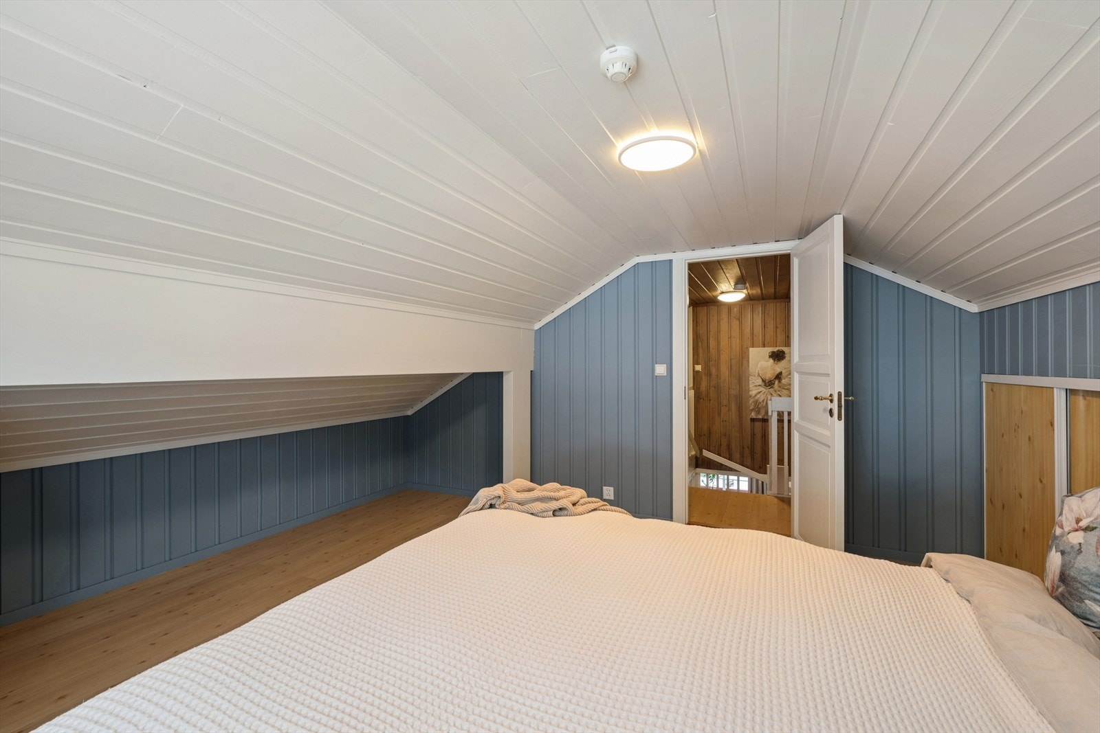 Tilleggsdel på loft. Ikke omsøkt/godkjent. Se pkt. ferdigattest. Galleribilde