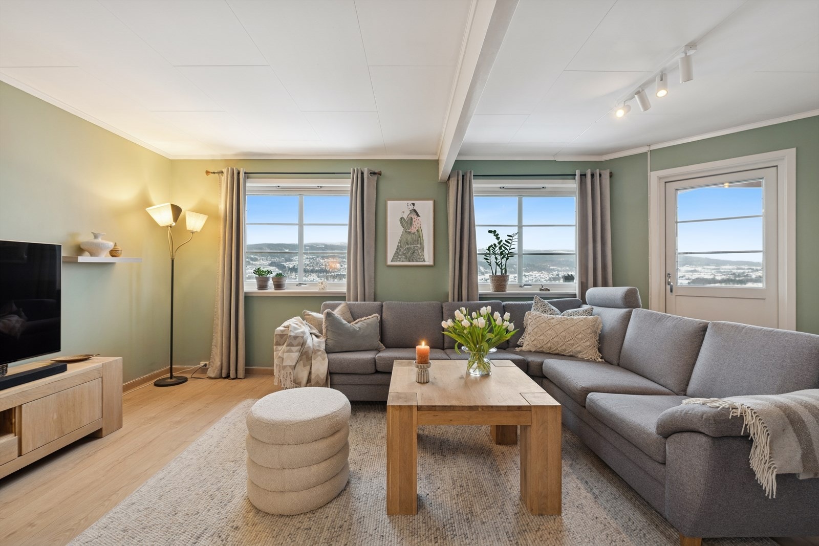 Fra stuen er det videre adkomst til en terrasse, perfekt for solrike dager. Galleribilde