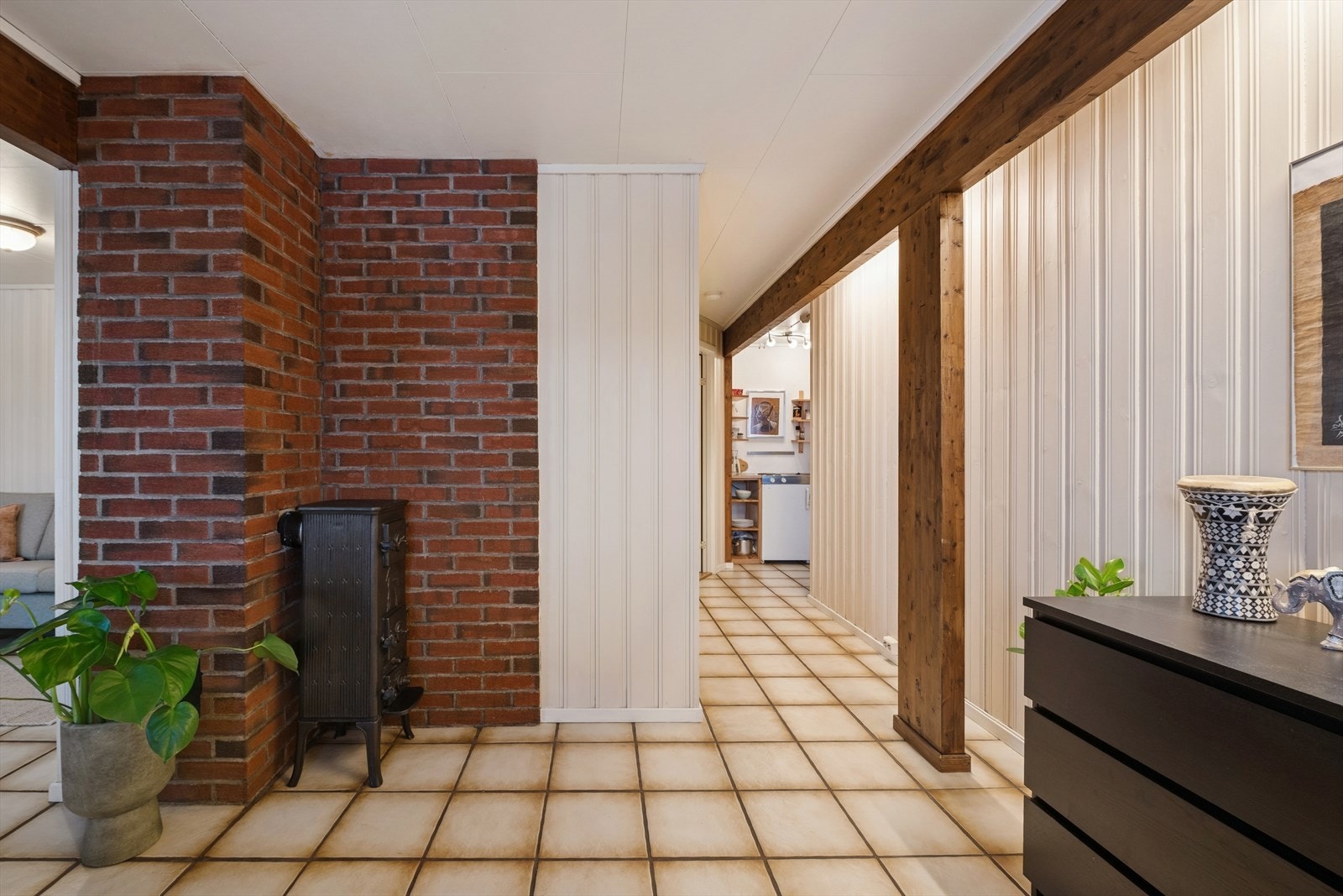 En vedovn i underetasjen gir god varme og lun stemning på kalde dager. Galleribilde