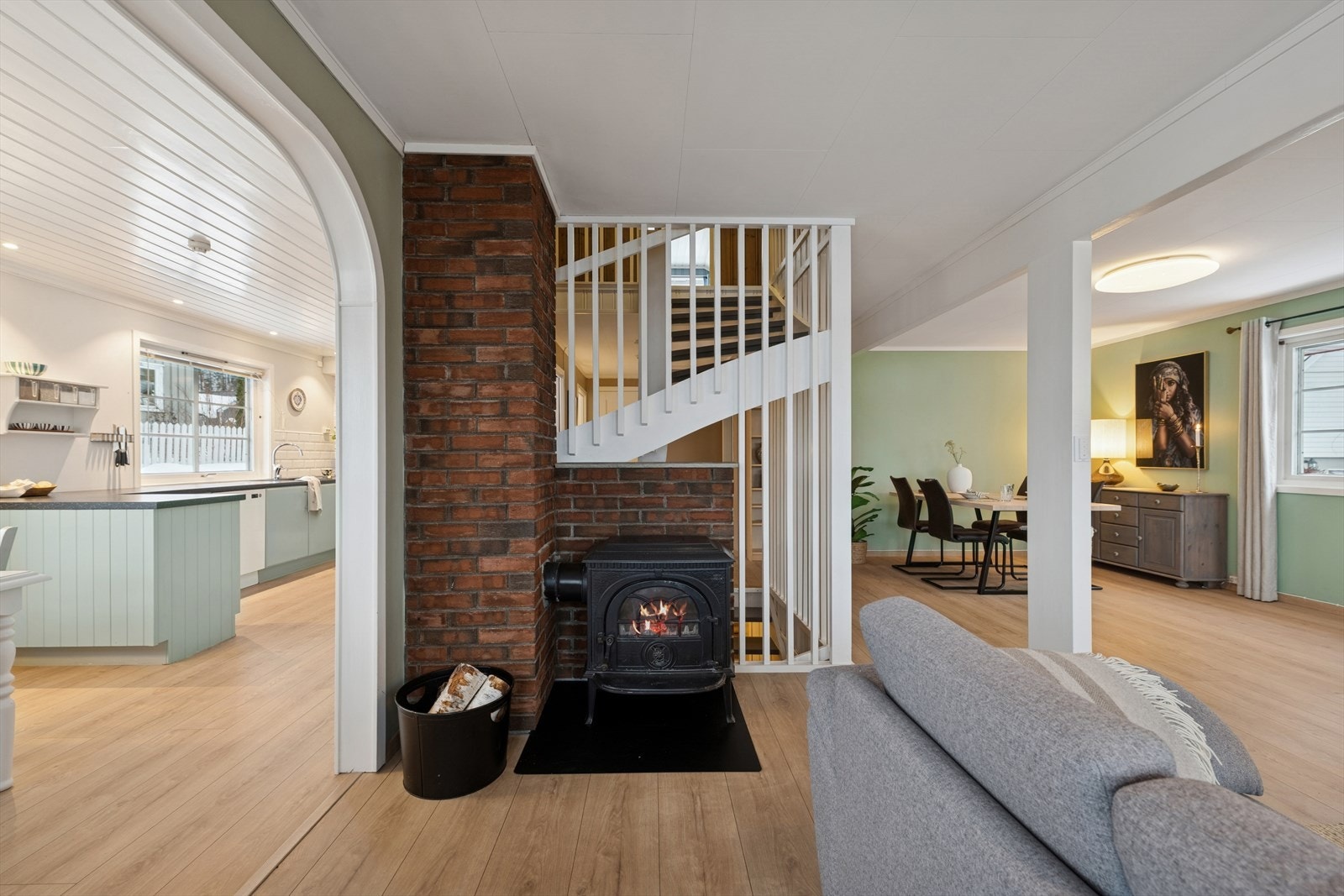 En vedovn i stuen gir god varme og lun stemning på kalde dager. Galleribilde