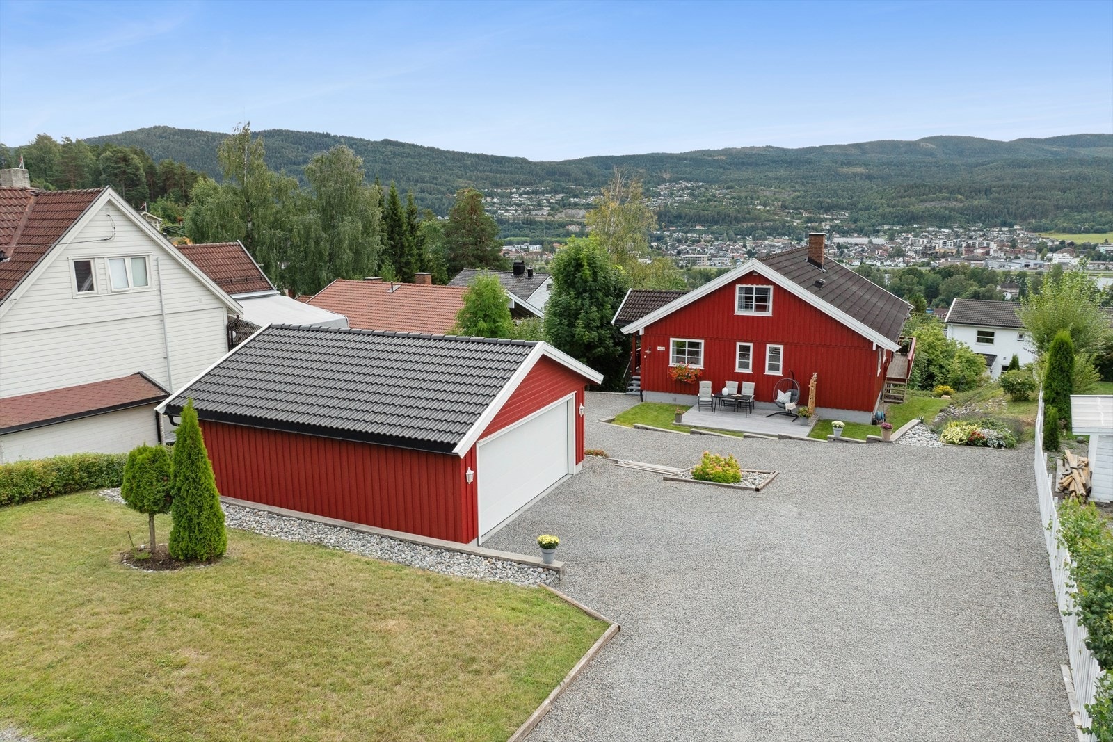 Det er gode parkeringsmulighet i garasje og på egen tomt. Galleribilde