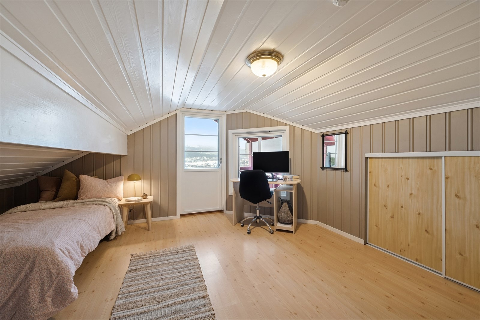 Loftsetasjen har ikke tilstrekkelig takhøyde og er derfor ikke godkjent for varig opphold, jf. punkt om ferdigattest. Fra rommet er det adkomst til en balkong. Galleribilde