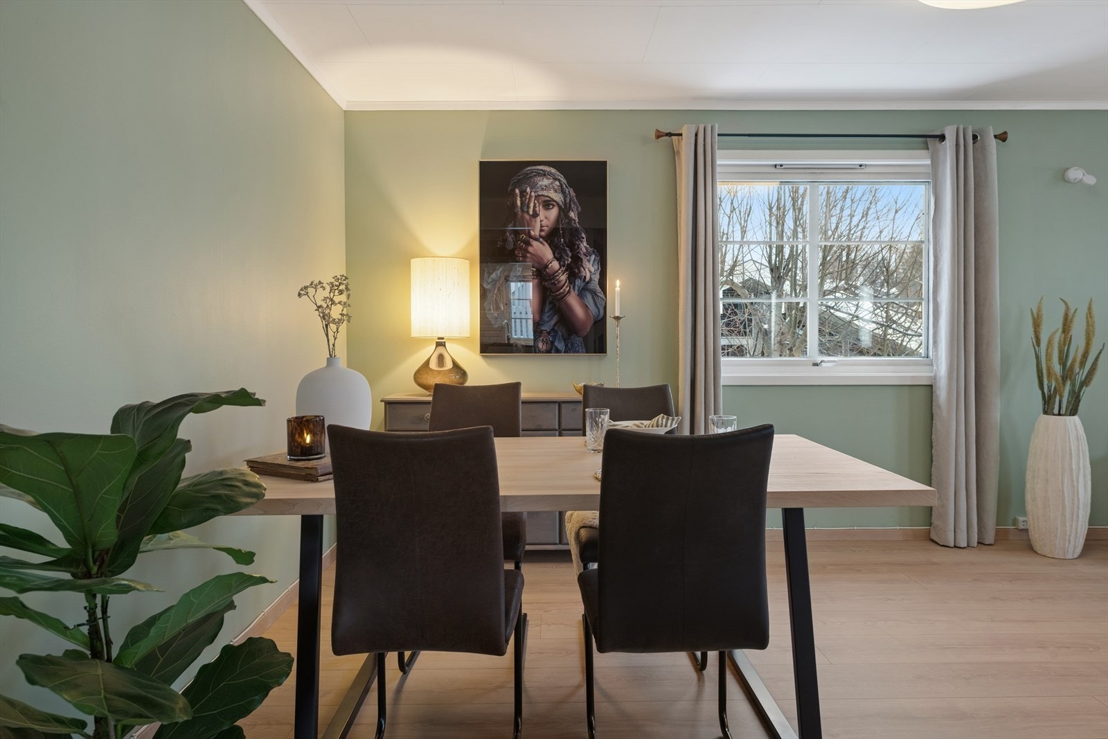 Spisegruppen er praktisk plassert utenfor kjøkkenet. Galleribilde