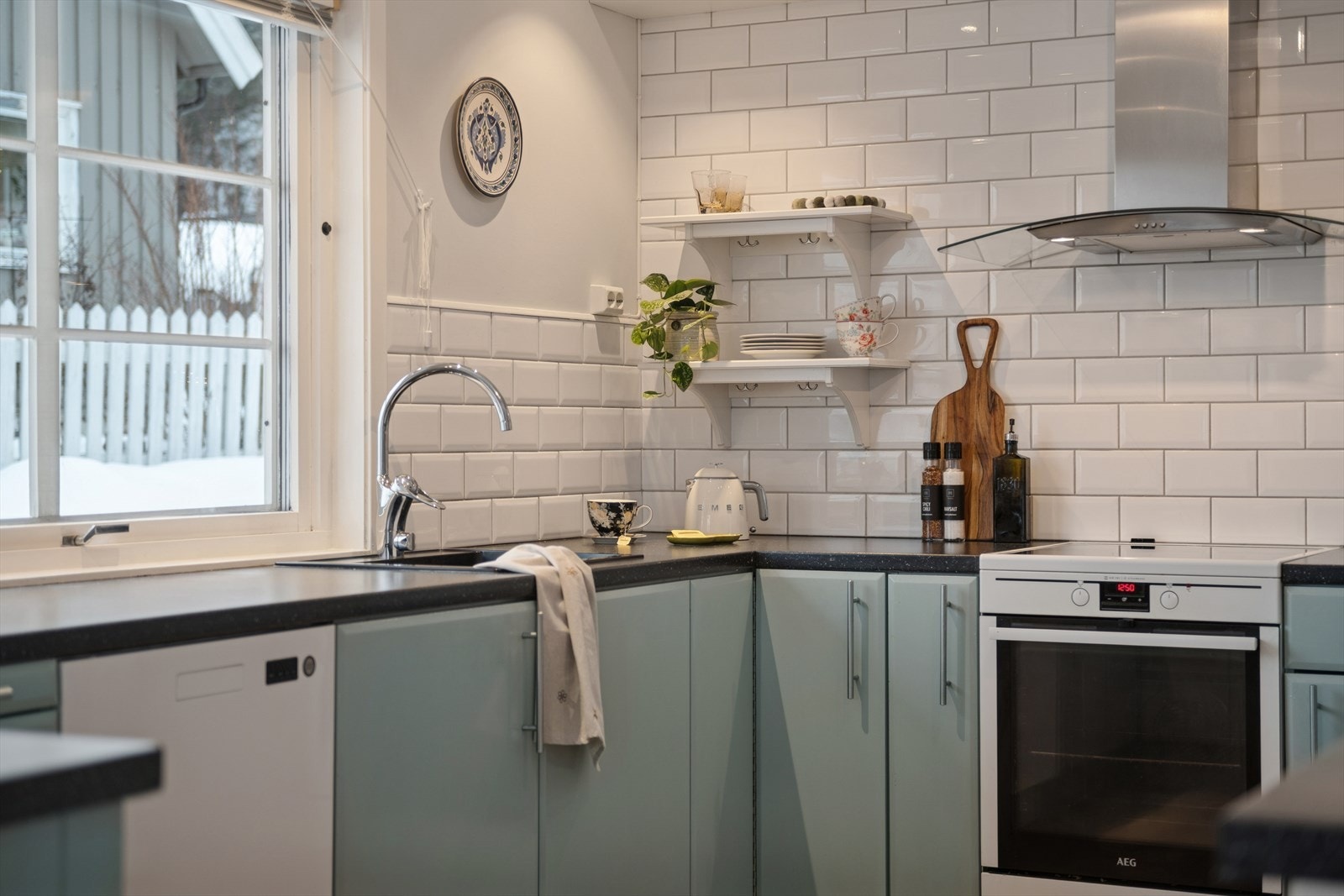 Over komfyren er det montert en kjøkkenventilator med avtrekk ut. Galleribilde