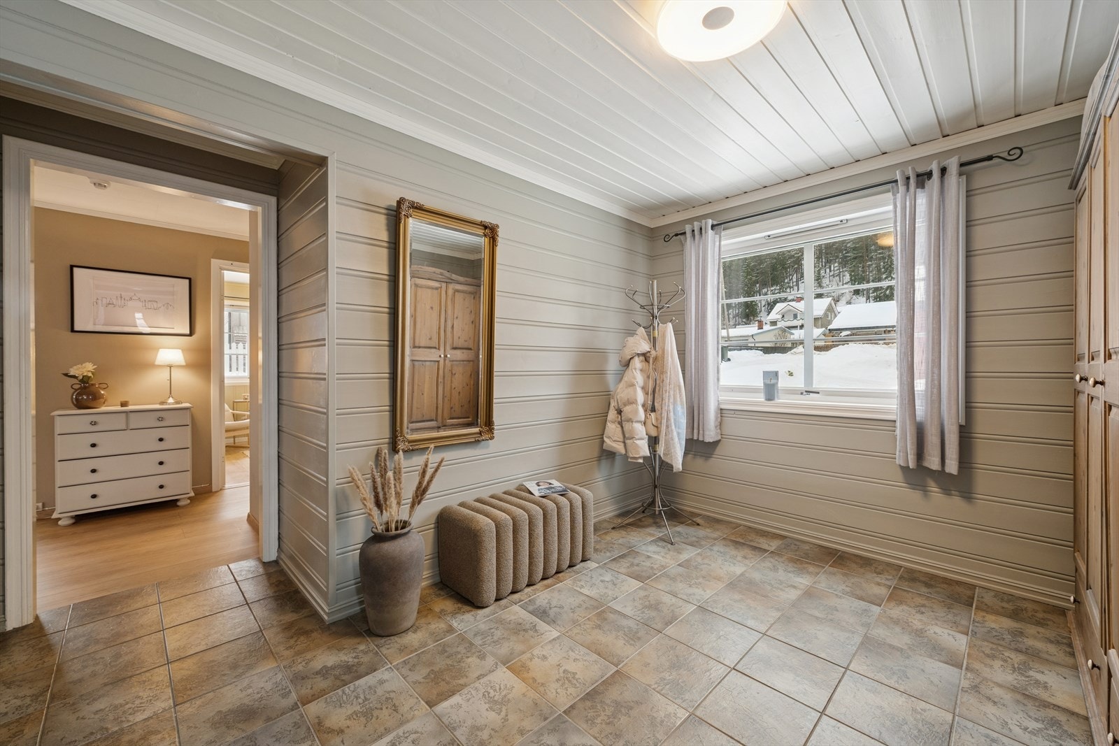 En romslig entré ønsker deg velkommen inn i boligen. Galleribilde